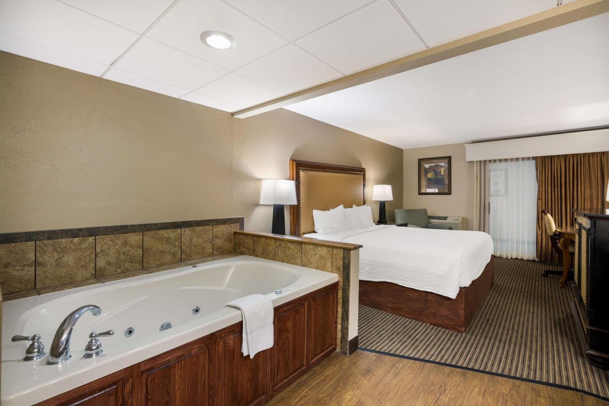 Revel Hotel Minot - Surestay Collection By Best Western Eksteriør bilde